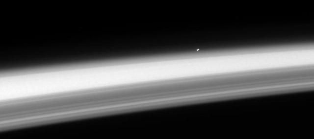 Alpha_Centauri_AB_over_limb_of_Saturn_PIA10406.jpg